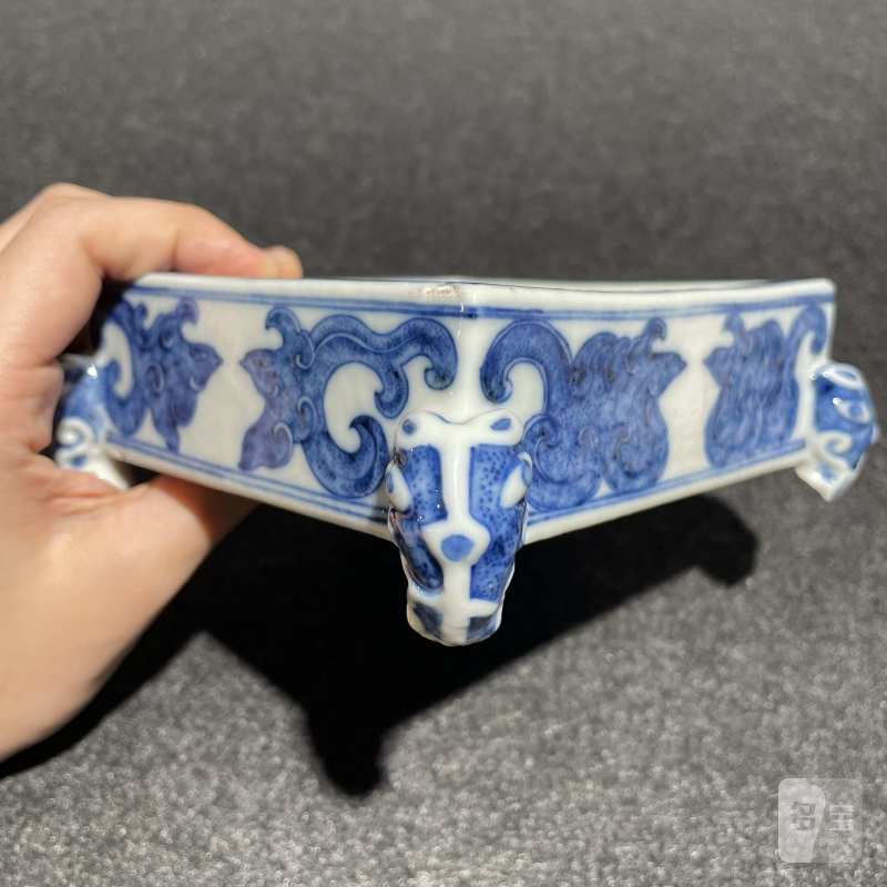清中期 “清秋阁”款青花诗文仿青铜器四足砚 - 图14